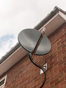 免版税图像 - a black sky dish satelite up close on brick wall