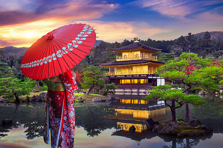 在金色的亭子里穿着日本传统和服的亚洲女人。