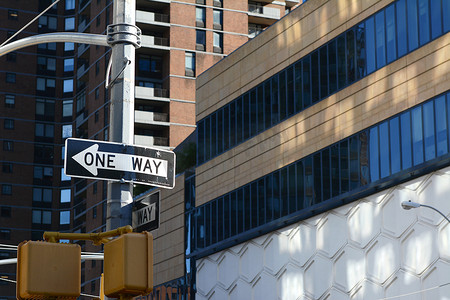 纽约街上留下的单向路标点