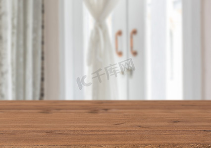 木窗摄影照片_棕色木桌顶，白色窗帘和 li 木窗
