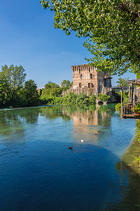 博尔盖托 Mincio 河上的中世纪建筑
