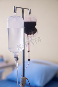 挂在钢杆上的实验室医疗备用血袋