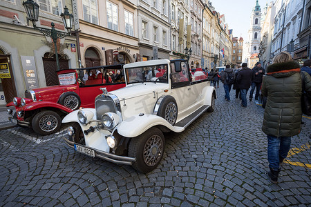 红色汽车摄影照片_在布拉格街道的著名历史的红色汽车 Praga