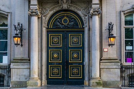 带柱子和灯笼的古老历史门口，历史悠久的比利时城市建筑