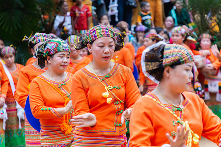 一群身着部落服饰的掸族或泰亚族（居住在缅甸和泰国部分地区）在掸族新年庆祝活动中跳本地舞蹈。