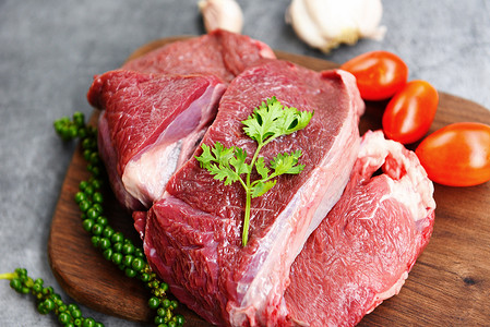 餐桌上木切板上的生牛肉肉，供 c
