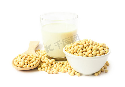 捏起豆子摄影照片_白色背景的豆浆和大豆、食物和饮料健康