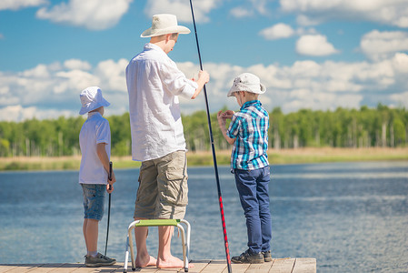 一个男人的爱好——父亲和他的儿子在天气好的时候钓鱼
