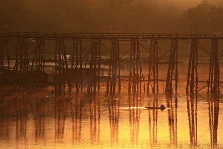 Sangkhlaburi 的木制孟桥和河流。