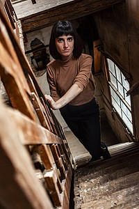 废弃楼梯摄影照片_12 号废弃房屋楼梯上黑发女孩的画像