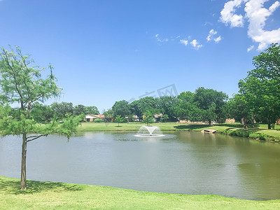 美国德克萨斯州科佩尔住宅公园的工作喷泉，池塘清澈，树木茂盛