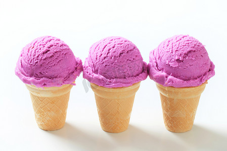 浆果冰淇淋甜筒