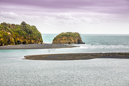 海岸岩石和新西兰塔拉纳基山