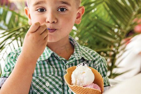 男孩儿童冰淇淋