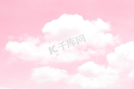 天空粉色摄影照片_模糊的天空柔和的粉红色云柔和，模糊的天空柔和的粉红色柔和的背景，爱情人节背景，粉红色的天空清晰柔和的柔和背景，粉红色柔和的模糊天空柔和的壁纸