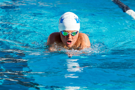 练习蛙泳的年轻游泳运动员。