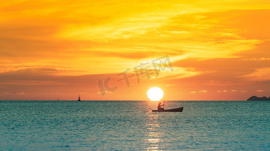 欧米茄日落，美丽的热带海滩日落与金色的灯光