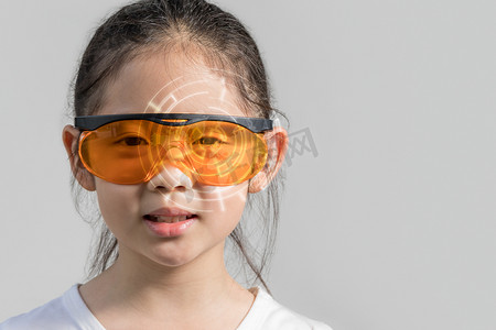 孩子戴着未来智能眼镜设备显示数字
