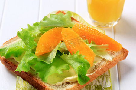 健康三明治和橙汁