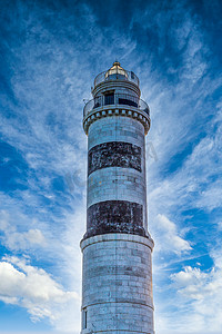 在天空的黑白 Murano 灯塔