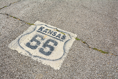 堪萨斯州的 66 号公路标志。
