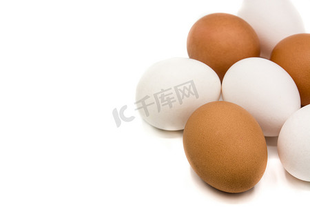 棕色和白色鸡蛋