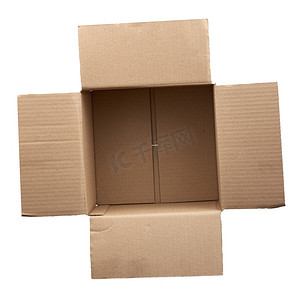 用于运输货物的打开空棕色方形纸板箱