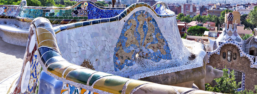 雕塑设计摄影照片_奎尔公园彩色陶瓷长凳由安东尼高迪设计，B