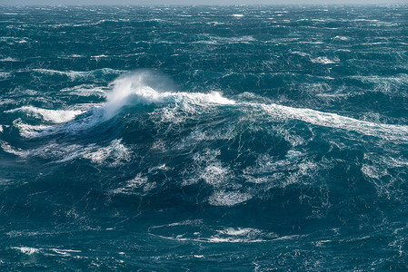 波涛汹涌的大海摄影照片_穿越波涛汹涌的大海的现代游轮