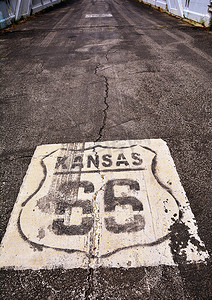 堪萨斯州摄影照片_堪萨斯州的 66 号公路标志。