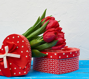 一束红色盛开的郁金香，绿叶，包裹的礼物