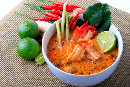 泰国大虾汤用柠檬草 (冬阴功) 在棕色布背景。