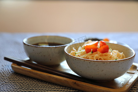 传统风格摄影照片_冷面日本料理风格