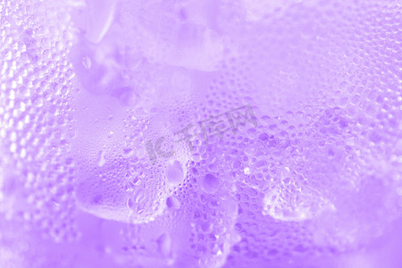 水滴苏打冰烘焙背景清新凉爽的冰紫色质感，选择性聚焦