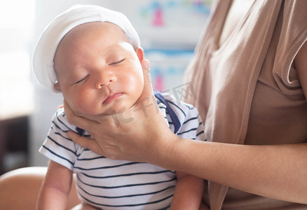 宝宝母乳摄影照片_妈妈的柔焦照片，妈妈用手抱宝宝帮忙