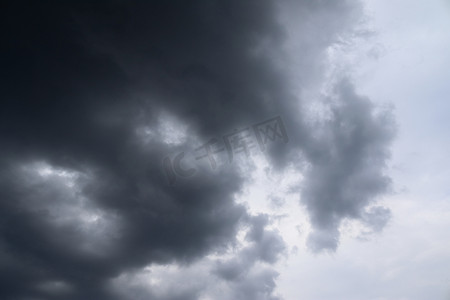 雷暴摄影照片_雷暴前惊人的乌云形成