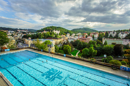 捷克共和国卡罗维发利 — 2013 年 9 月 13 日：Thermal Hotel 的户外游泳投票