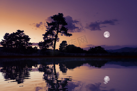 月亮与湖面倒影黑暗的风景