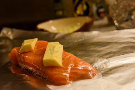 锡纸上的有机鲑鱼达恩特写镜头正在准备黄油