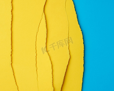 分层黄色撕纸的背景，蓝色上有阴影