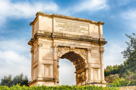 罗马广场标志性的提图斯凯旋门