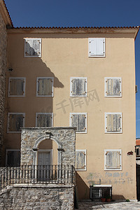 门石摄影照片_老房子、带百叶窗和石弧的窗户，布德瓦，黑山