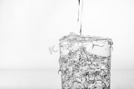 玻璃与冰和飞溅的水