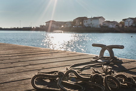 浮桥 Cape Bay Agde 上的系泊钩和绳索