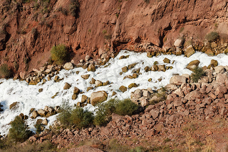 急流摄影照片_水在山中汹涌的河流。