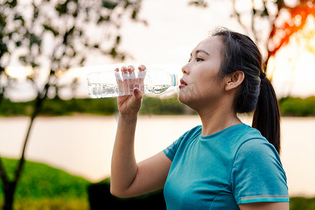 女人跑步摄影照片_健身亚洲女人跑步后喝水