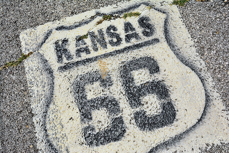 堪萨斯州的 66 号公路标志。
