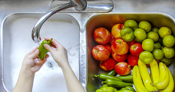 用流水和肥皂清洗蔬菜和水果