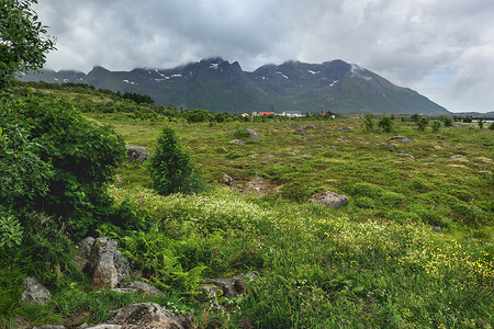 黄昏的村庄摄影照片_美丽的斯堪的纳维亚风景，有草地、山脉和村庄