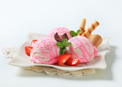 草莓圣代摄影照片_圣代冰淇淋